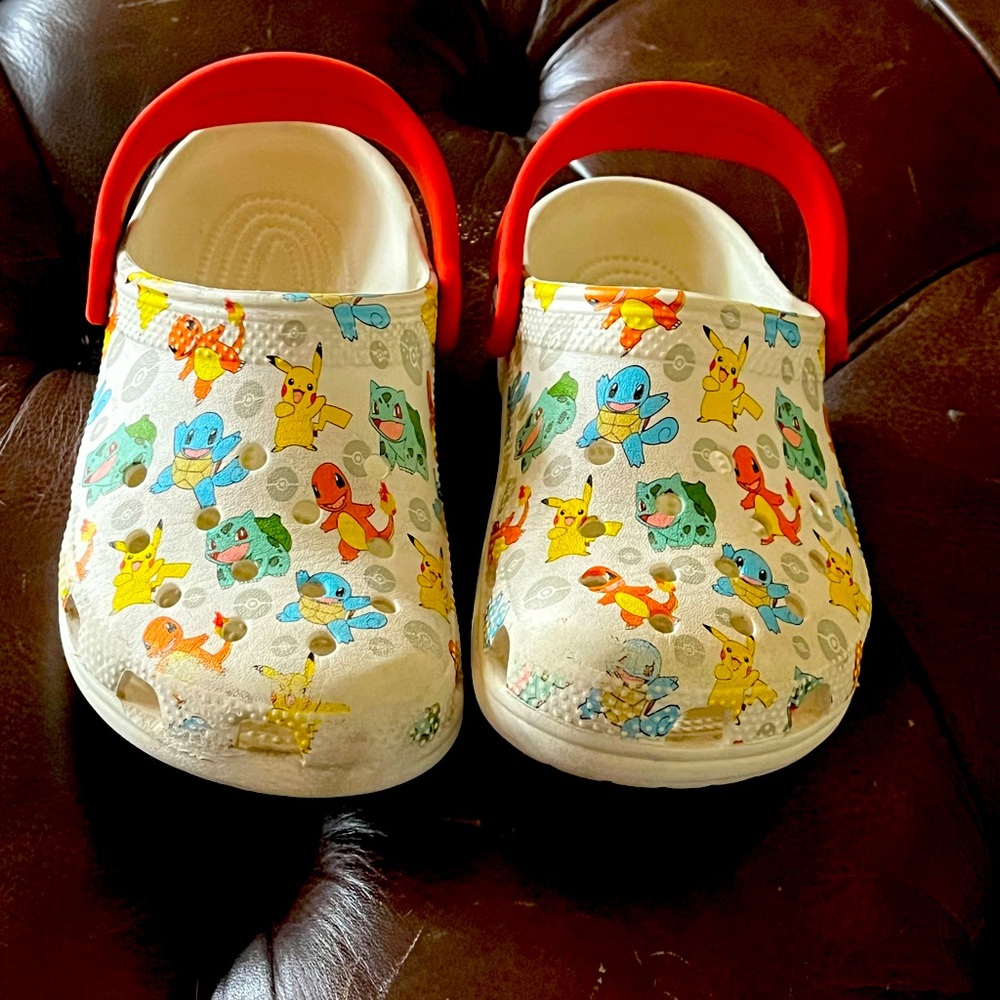 Crocs Kids' Pokémon size 1 Classic Clogs.